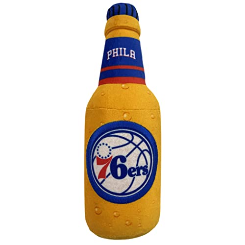 Pets First NBA Philadelphia 76ers Bierflasche Plüsch Hund & Katze Quietschspielzeug - Niedliches Stadion SODA Flasche Snack Plüschtier für Hunde & Katzen mit innerem Quietscher & schönem Basketball-Teamname/Logo von Pets First