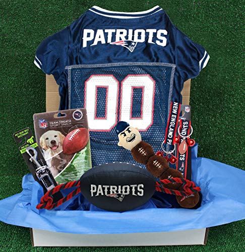 Pets First NFL New England Patriots Haustier-Geschenkbox mit 2 lizenzierten Hundespielzeugen, 1 natürliches Hundeleckerli, 1 NFL Trikot, 1 NFL Welpen-Trainingsglocken und 1 Auto-Sicherheitsgurt von Pets First