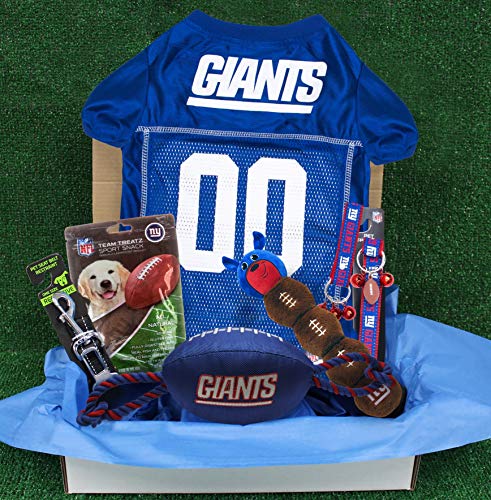 Pets First NFL New York Giants Haustier-Geschenkbox mit 2 lizenzierten Hundespielzeugen, 1 natürliches Hundeleckerli mit Logo, 1 NFL-Trikot, 1 NFL Welpen-Trainingsglocken und 1 Auto-Sicherheitsgurt von Pets First