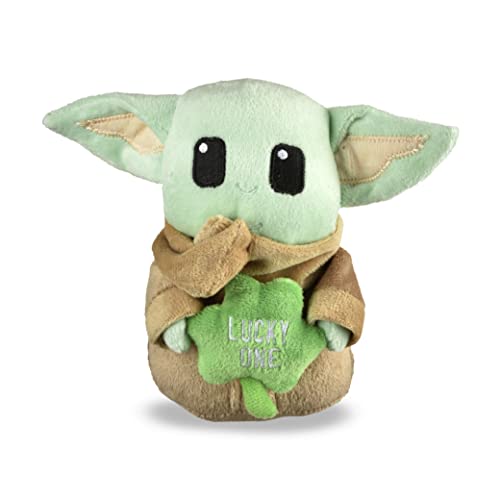 STAR WARS St Patty's FF19509 Grogu Lucky One Quietschspielzeug | St. Patrick's Day Spielzeug Thema Grogu Baby Yoda The Child | Mittleres Hundespielzeug für Hunde von Star Wars