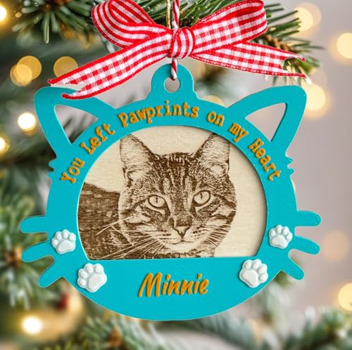 Tarngod Personalisierte Haustier-Gedenkornamente, personalisierbarer Name und lasergravierte Holzfoto-Andenken für Katzen und Hunde, Weihnachtsbaum-Anhänger (Cat Pla) von Tarngod