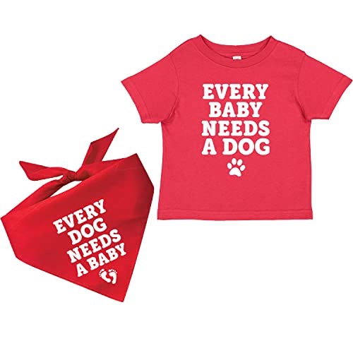 Every Dog Needs A Baby and Every Baby Needs A Dog Baby Infant Kleinkind Kurzarm T-Shirt und passendes Hundehalstuch-Set (verschiedene Farben), Rot/Ausflug, einfarbig (Getaway Solids), 6 Monate von Tees & Tails