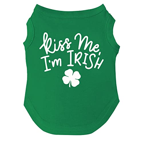 Kiss Me I'm Irish Hunde-T-Shirt, Größen für Welpen, Spielzeug und große Rassen, Grün, Größe L (69 Grün) von Tees & Tails