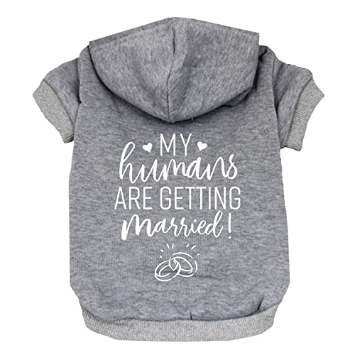 My Humans are Getting Married Annoucement Hunde-Kapuzenpullover mit Fleece gefüttert (graues Kapuzen-Sweatshirt) von Tees & Tails