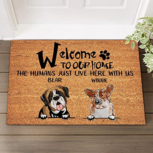 Willkommen in unserem Zuhause, The Humans Just Live Here with Us, Kokosfasermatte mit rutschfester Unterseite, personalisierter Hunde-Name, Willkommensmatte mit My Love Dog, 40,6 x 61 cm, 2 Hunde von UanMere