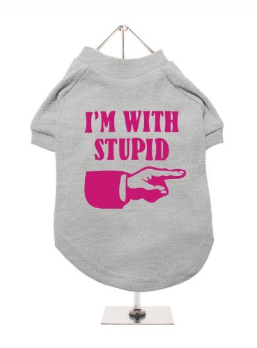 UrbanPup I'm With Stupid Hunde T-Shirt (Grau/Magenta) (X-Large) von UrbanPup