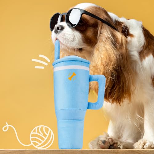 ZooZoo Tumbler Cup Quietschendes Interaktives Hunde-Kauspielzeug, langlebiges Haustier-Spielzeug mit einzigartigem Becher- und Griff-Design, kaufestes Material mit stimulierendem Klang, lang von ZooZoo